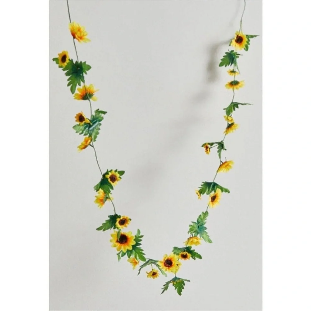 URBAN OUTFITTERS Sunflower Garland NEW